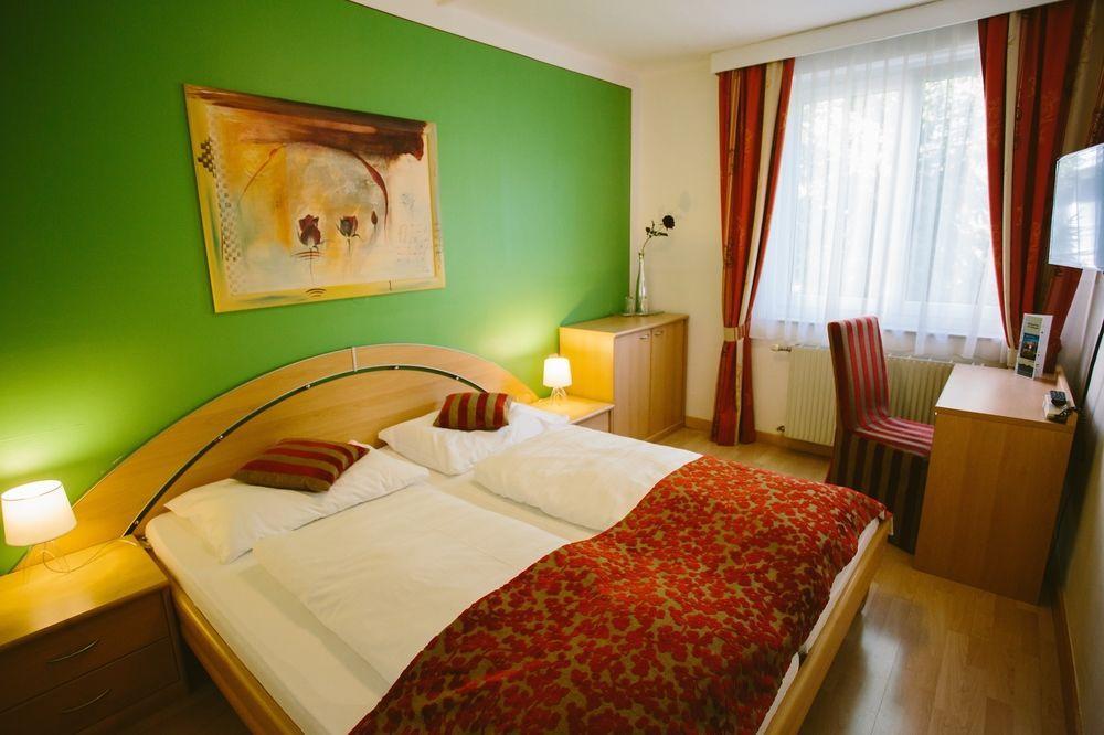 Ferienhotel Woerthersee Перчах-ам-Вертерзе Екстер'єр фото